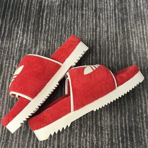 Gucci Red Slide Sandals with White Logo - Picture 2 of 3